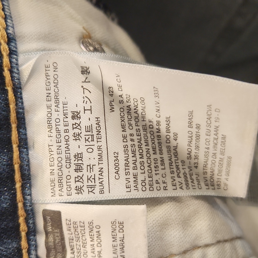 Levi's Classic Blue Ripped Jean Shorts Size 32! - Picture 2 of 11